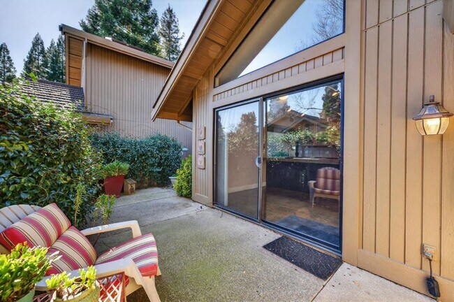 Building Photo - Gold River 2 Bedroom / Den, 2 Bathroom 1,600 Sqft. with Pool and Clubhouse For Lease.