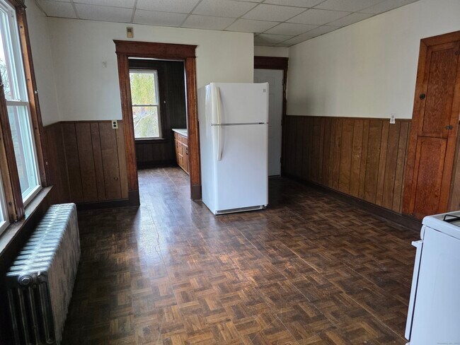 Building Photo - 166 Oak St