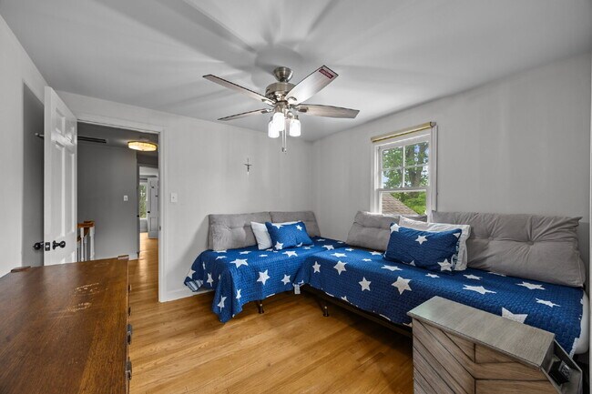 Building Photo - Charming Furnished Estate with Full-Servic...