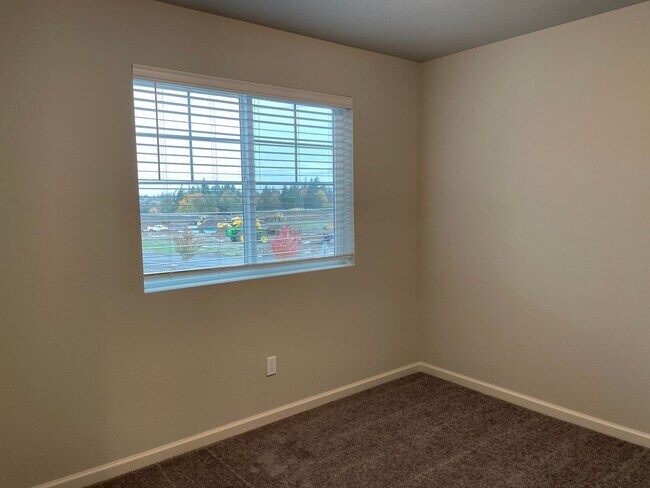 Building Photo - Lovely 4 Bed 2.5 Bath Home! Located near t...