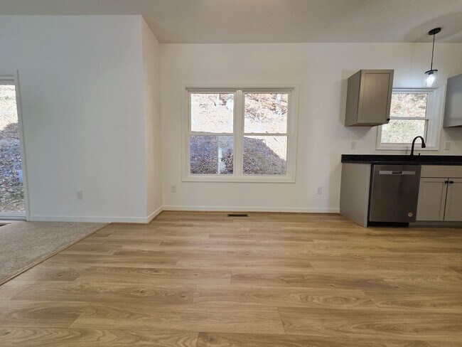 Building Photo - Large 3 story home located in Glenwood Park just minutes from downtown Richmond