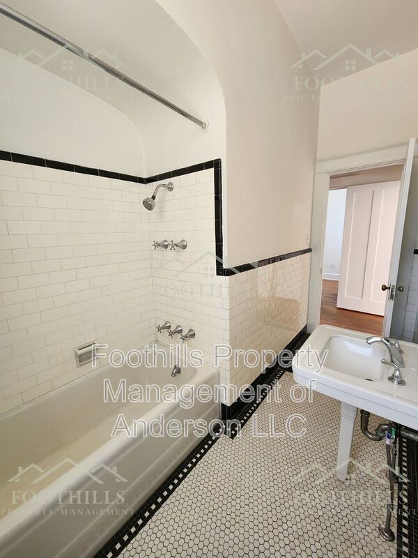 Building Photo - 306 E Calhoun St