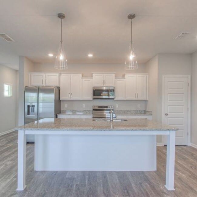 Building Photo - Upgraded, Luxury Townhouse