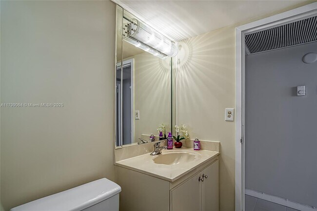 Building Photo - 2030 S Ocean Dr