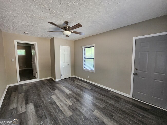 Building Photo - 4524 Lasalle Dr