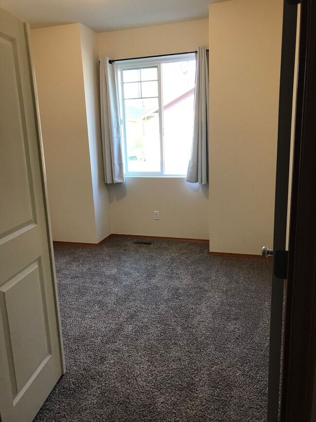 Building Photo - 715 Kodiak Ln