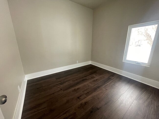 Building Photo - Updated 2 Bedroom 2 Bathroom Home