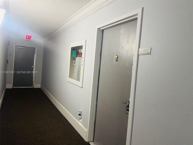 Building Photo - 2000 NE 135th St