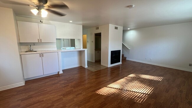 Building Photo - Townhouse in gated community near A.V. Col...