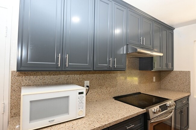 Building Photo - 4/2 W/ AC near San Tomas Expwy & El Camino...