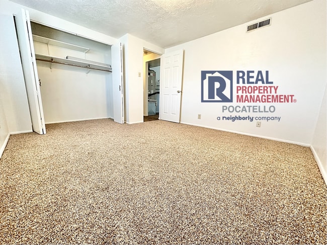 Building Photo - Spacious 4 Bed / 2 Bath Duplex | Garage + Split-Level Layout | Pet Negotiable