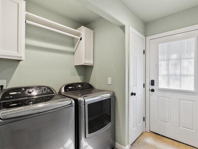 Building Photo - 6301 Hunterwood Dr