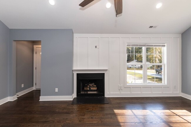 Building Photo - Three Bedroom Home!