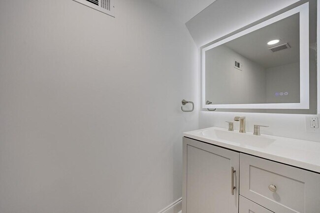Building Photo - 593 Lynnhaven Dr SW