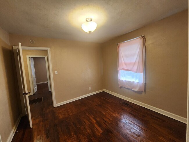 Building Photo - 3 Bedroom 1 Bath home in Midtown Columbus