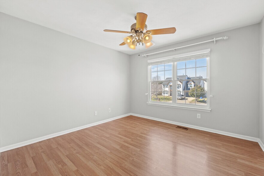 Building Photo - 305 Hidden Falls Ct