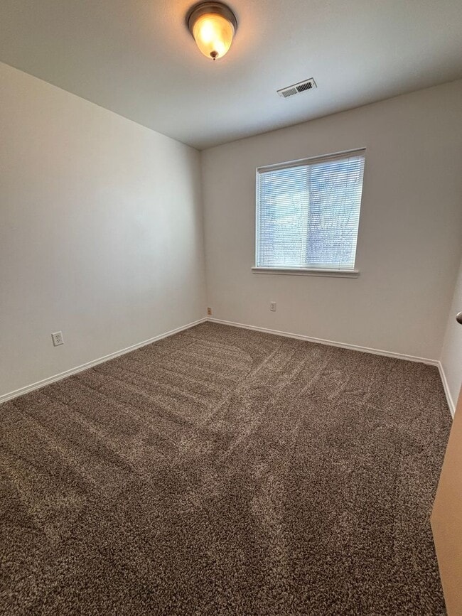 Building Photo - Pet Friendly 3 bedroom Townhouse!