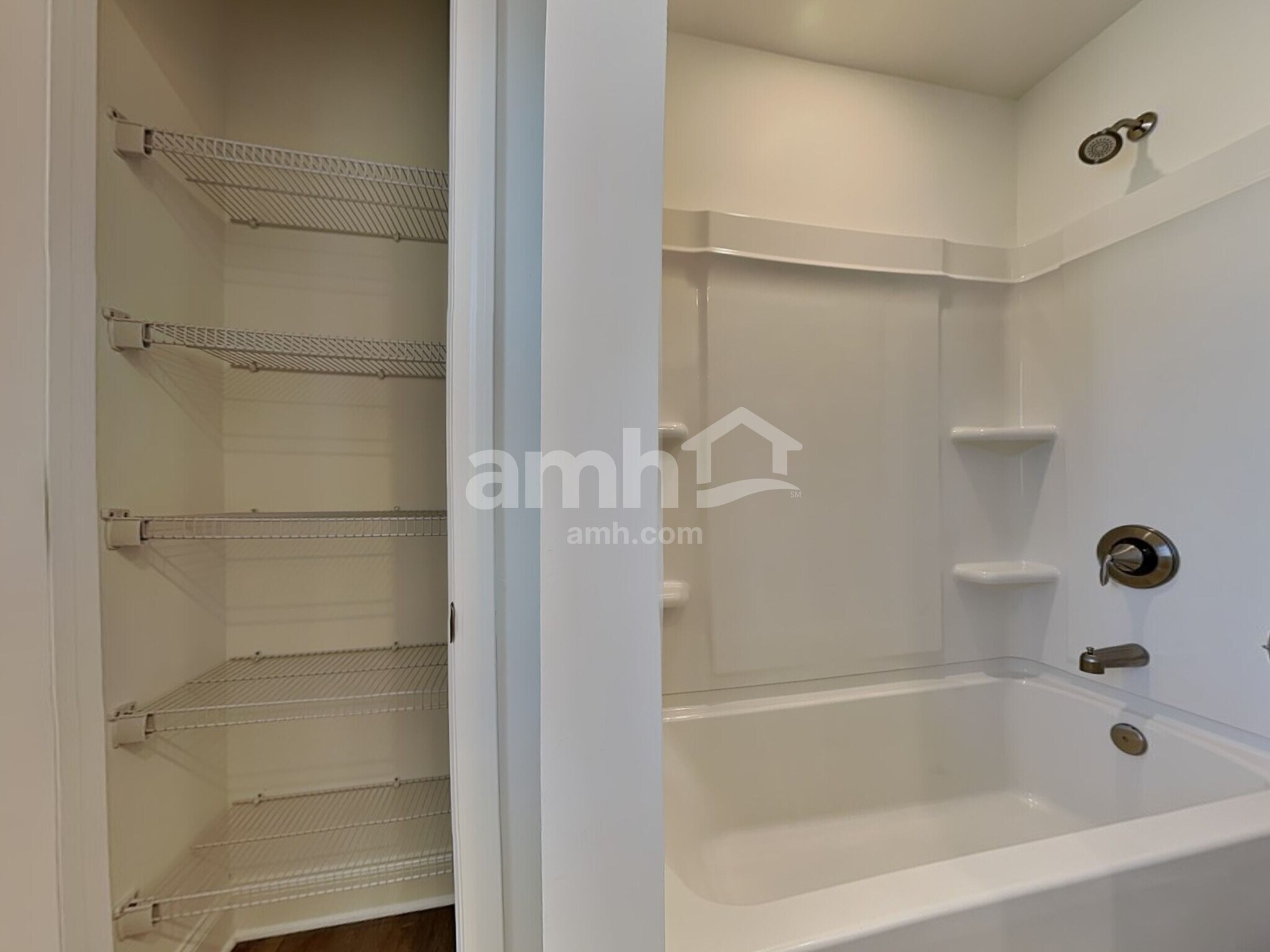 Building Photo - 522 Pointe Dr