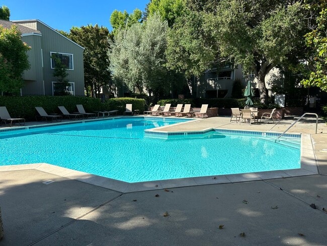 Building Photo - Condo, upstairs, 2 bedroom