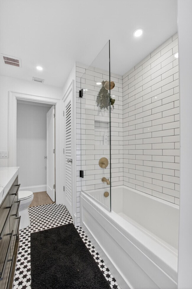 Building Photo - 135 SE 28th Ct