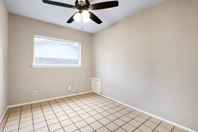 Building Photo - ***MOVE-IN SPECIAL: TWO WEEKS FREE***Single-Story Retreat with Versatile Spaces in Established Ne...