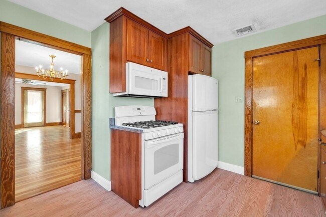 Building Photo - 11-13 Bridgham Avenue Unit 2