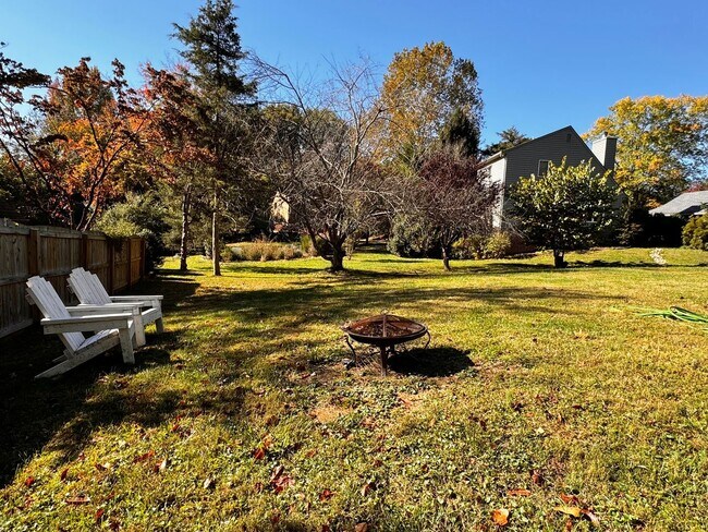 Building Photo - Close to UVA & Downtown-Don't miss this Mi...