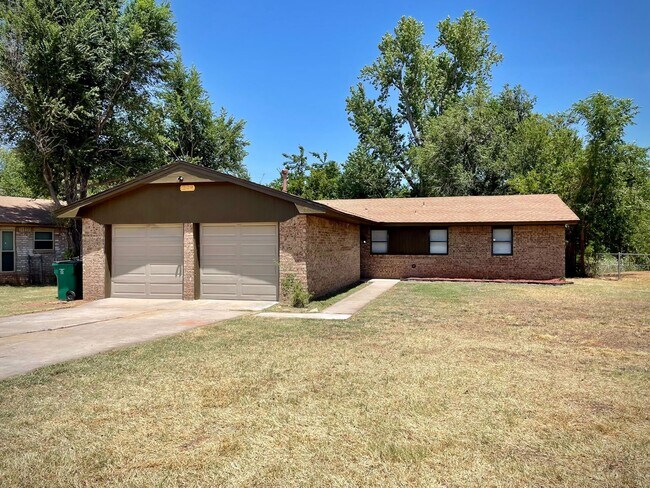 Building Photo - Charming 3 bedroom, 1.5 bath single-family home in a quiet northwest Oklahoma City neighborhood