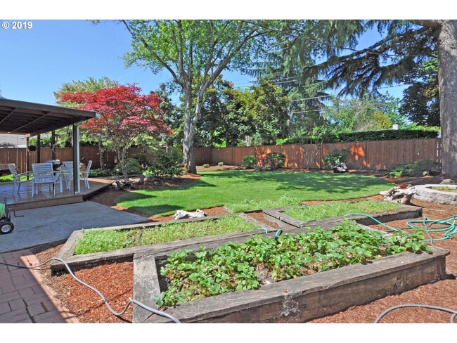 Building Photo - DECEMBER RENT FREE!