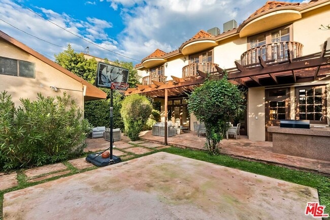 Building Photo - 133 S Swall Dr