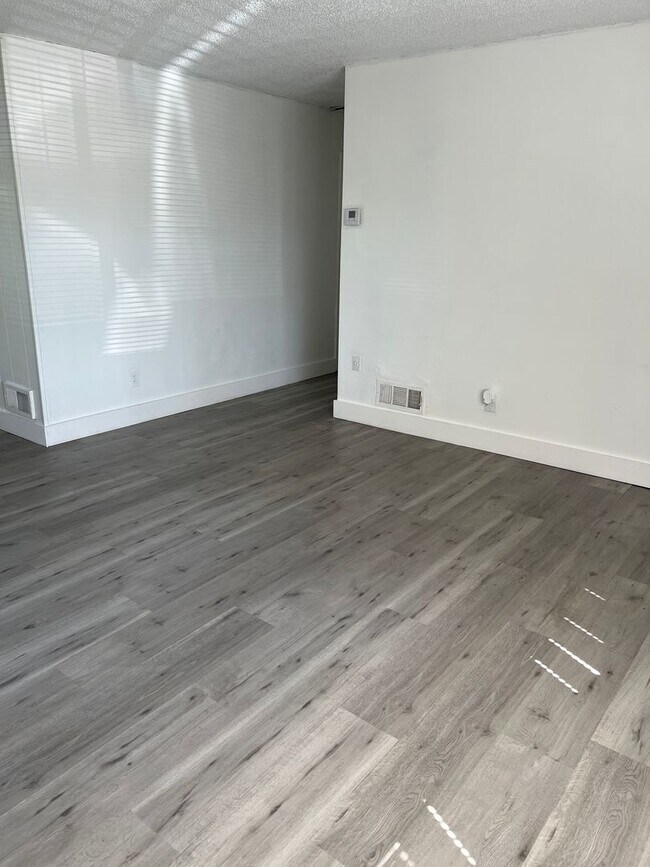 Building Photo - Spacious home - Great location!