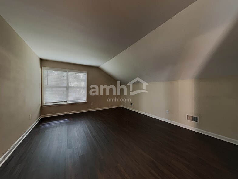 Building Photo - 1305 Groveland Trl