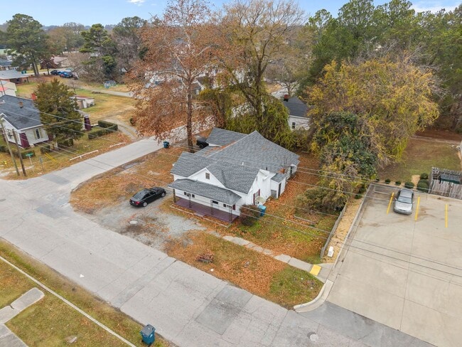 Building Photo - Newly Renovated 2 bed 1 bath!