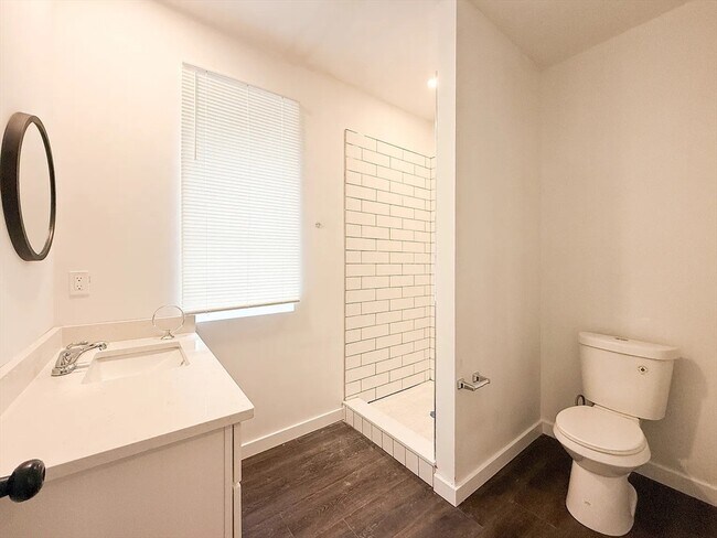 Building Photo - 71 Perrin St