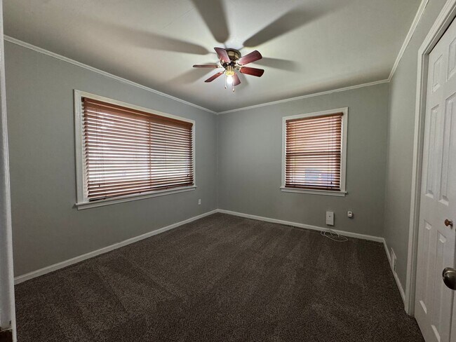 Building Photo - Move in Ready Prairie Village Ranch + Fenc...