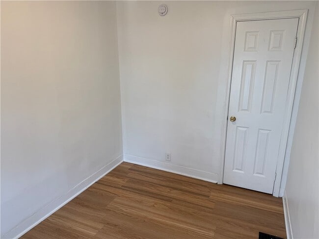 Building Photo - 355 Caroline St