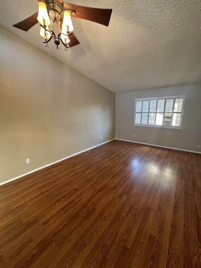 Building Photo - Townhome in non-age restricted area of Green Valley