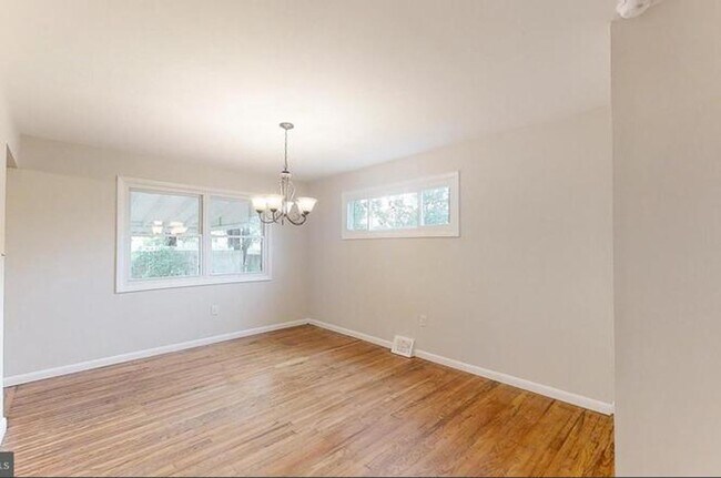 Building Photo - Recently Updated 4BR/2BA Twin with Central Air & Fenced Backyard