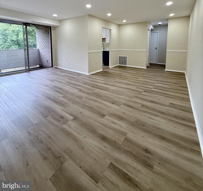 Building Photo - 5608 Bloomfield Dr