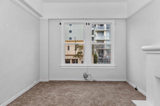Building Photo - Lovely Hillcrest One bedroom apartment