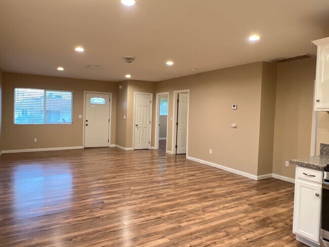 Building Photo - Northeast Bakersfield