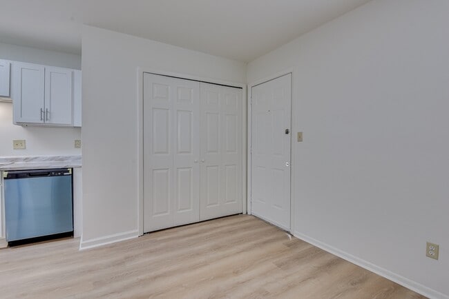 Building Photo - 4315 Parkwood Dr