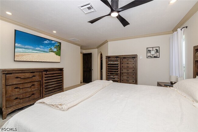 Building Photo - 2507 Lakeview Dr