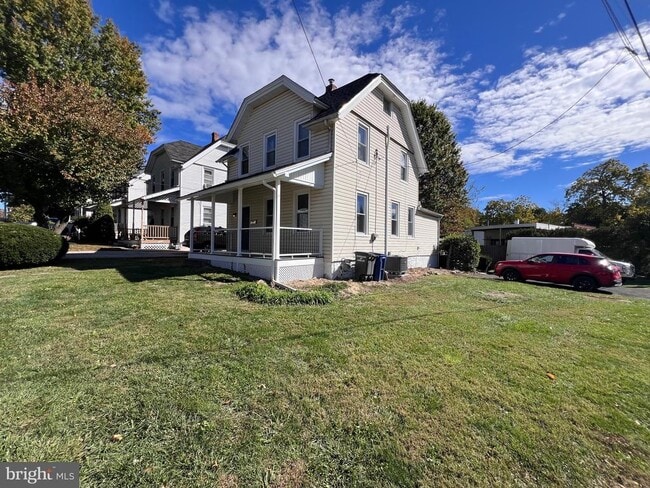Building Photo - 102 Tennis Ave
