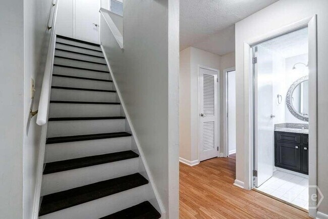 Building Photo - 108 Fernbanks Ct