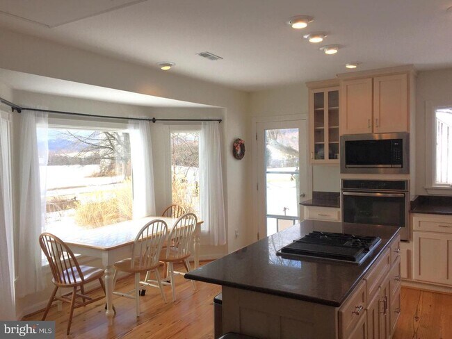 Building Photo - 873 Hawlin Rd