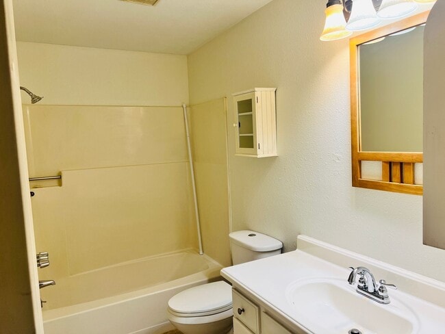 Building Photo - Charming Tualatin home on corner lot!