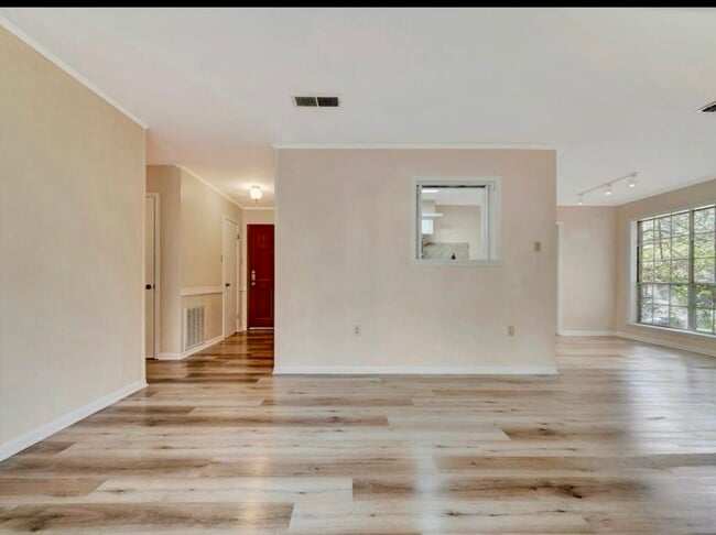 Building Photo - 1529 Shelton Dr