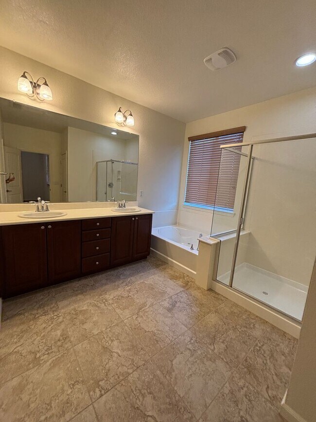 Building Photo - West Roseville Solar! 3 Bedroom, Plus den/...