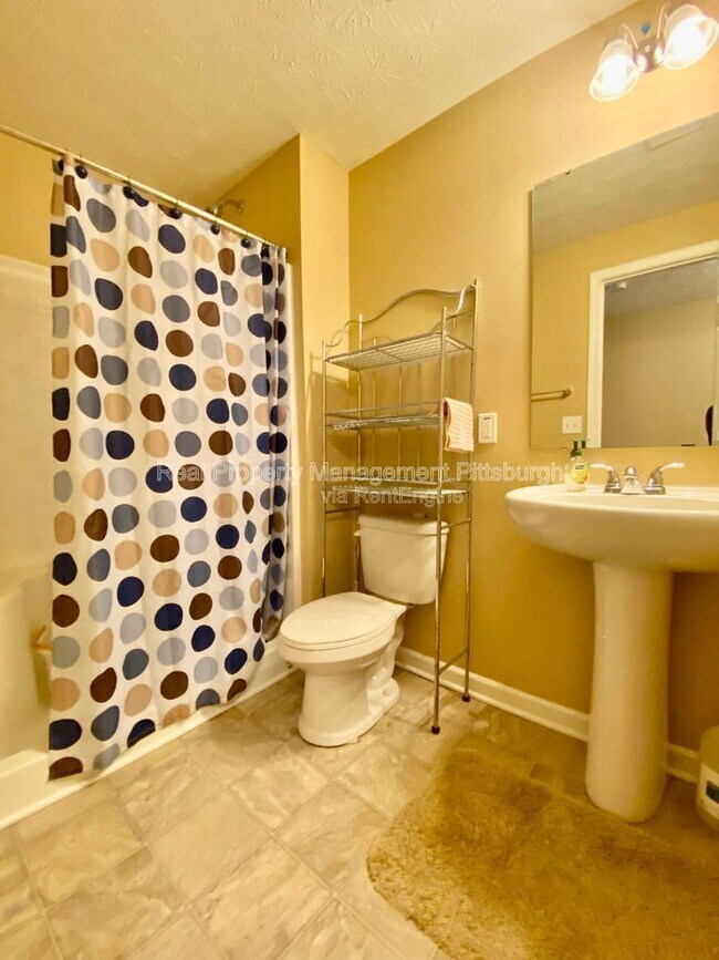 Building Photo - 449 Beech Dr